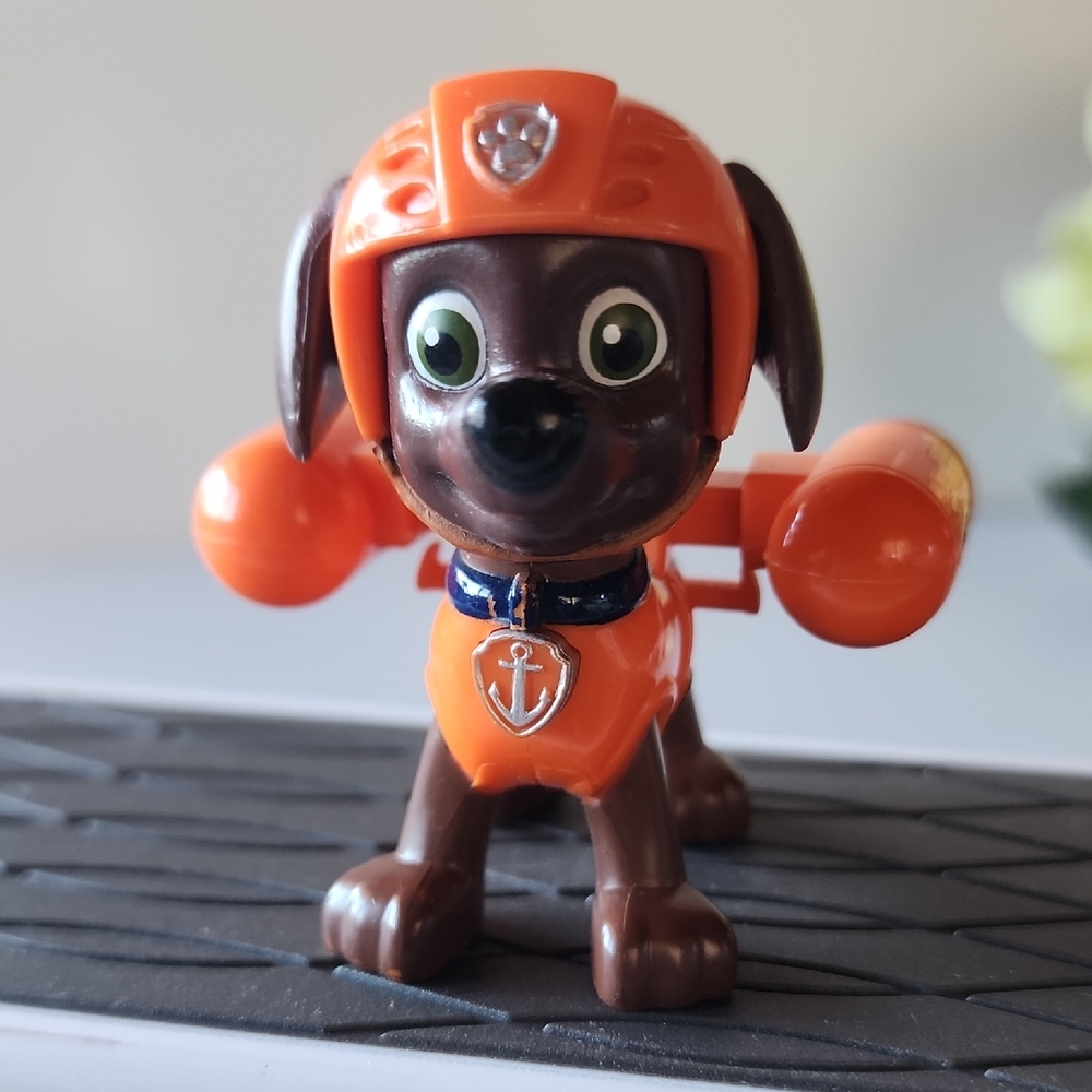 11 Pieces, Paw Patrol Rescue Team Action Figures - Red, Blue, Green. - Picture 6 of 15